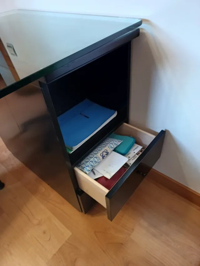 Tavolo grande in vetro con cassettoni e scaffali