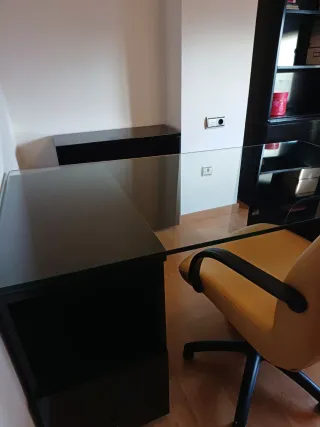 Tavolo grande in vetro con cassettoni e scaffali