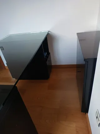 Tavolo grande in vetro con cassettoni e scaffali