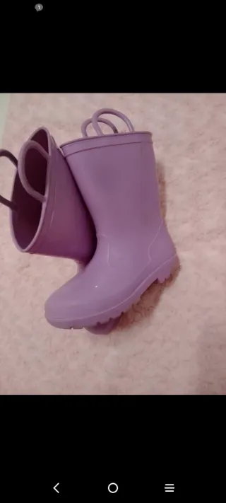 Botas de agua lilas con asas.