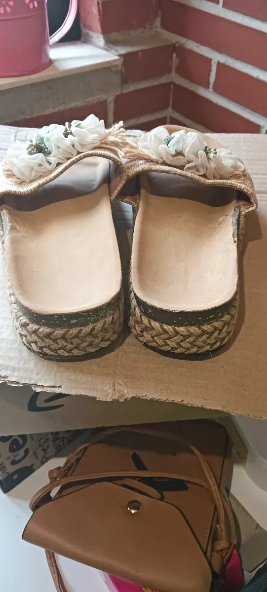 Sandalias cuña flores beige y blanco