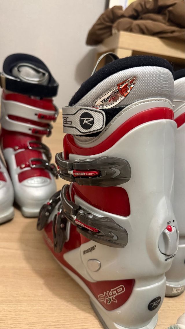 Botas de esquí Rossignol rojas y plateadas