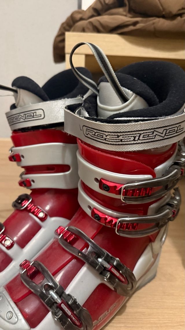 Botas de esquí Rossignol rojas y plateadas