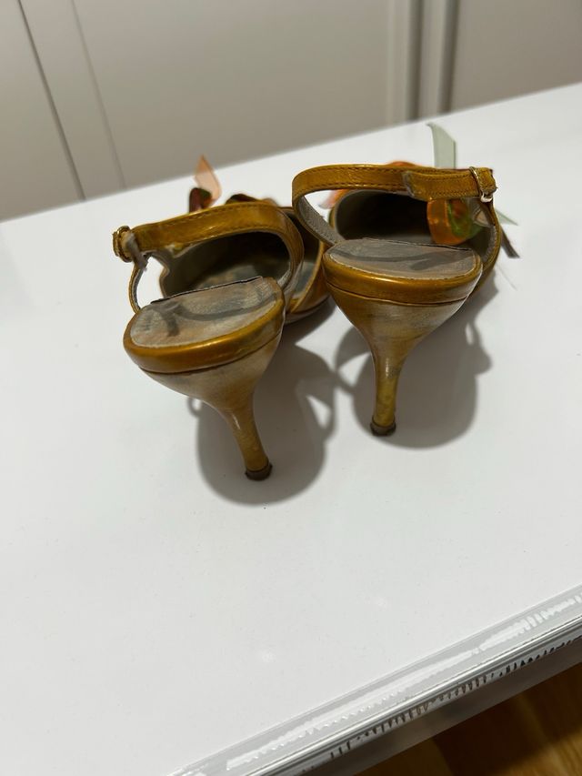 Zapatos de fiesta Gino Vaello dorados