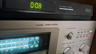 Amplificador Akai AM-U04 Plata