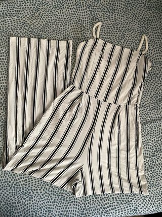 Mono de rayas blanco y negro