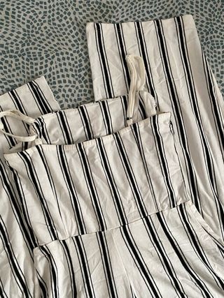 Mono de rayas blanco y negro