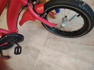 Bicicleta infantil roja
