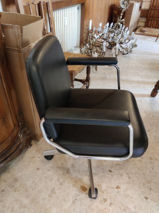 Silla de oficina negra y plateada