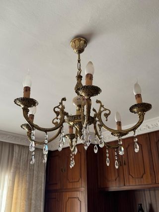 Lámpara de techo dorada con cristales