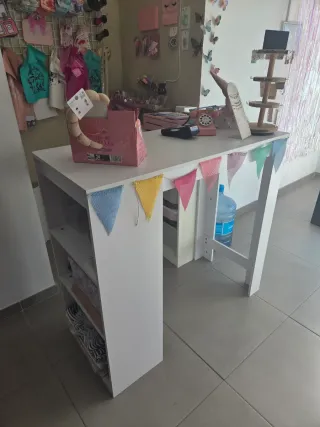 Mostrador blanco con estanterías