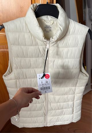 Chaleco beige, marca Lefties, Talla M. Nuevo