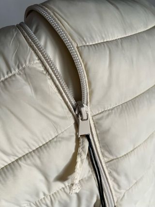 Chaleco beige, marca Lefties, Talla M. Nuevo