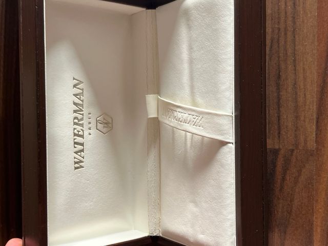 A caixa de caneta Waterman Paris vem com o seu cartão