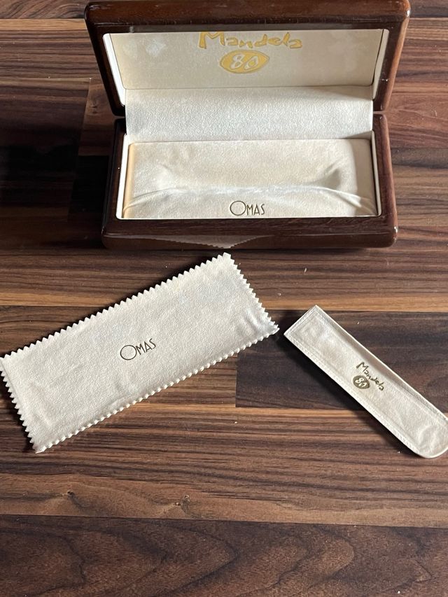 A caixa de caneta Waterman Paris vem com o seu cartão