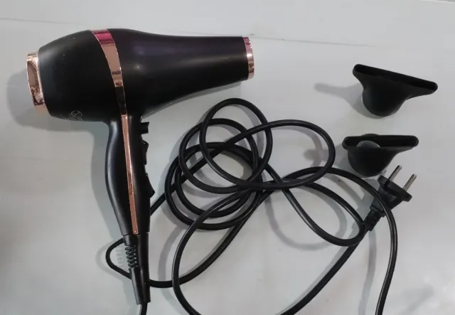 Secador de pelo profesional negro y dorado