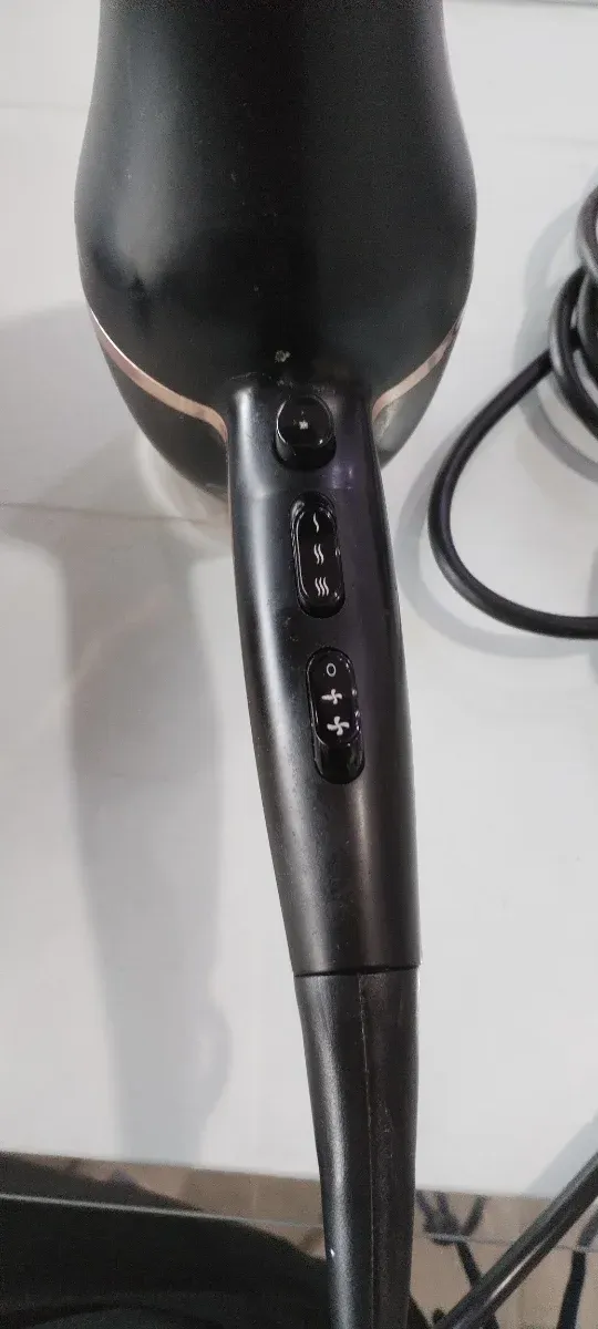 Secador de pelo profesional negro y dorado