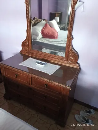 Comò vintage con specchio