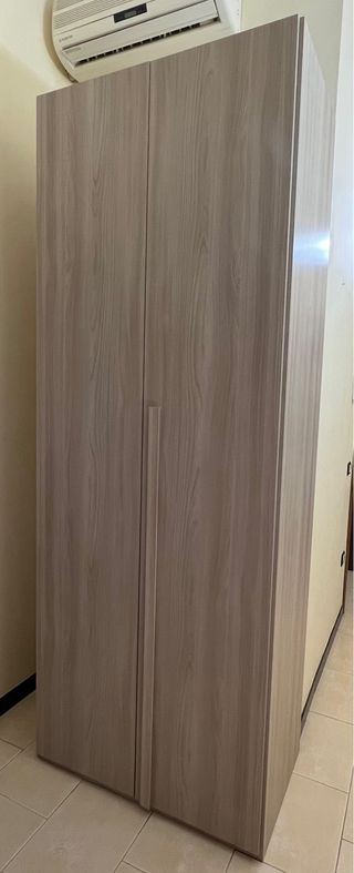 Armadio beige/grigio in legno