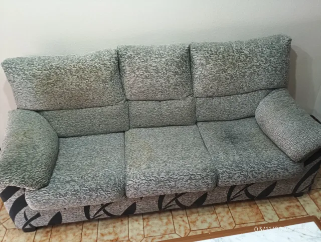 Divano in tessuto grigio e nero a 3 posti