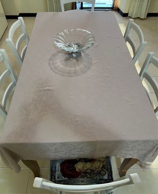 Tavolo elegante con alzata in vetro