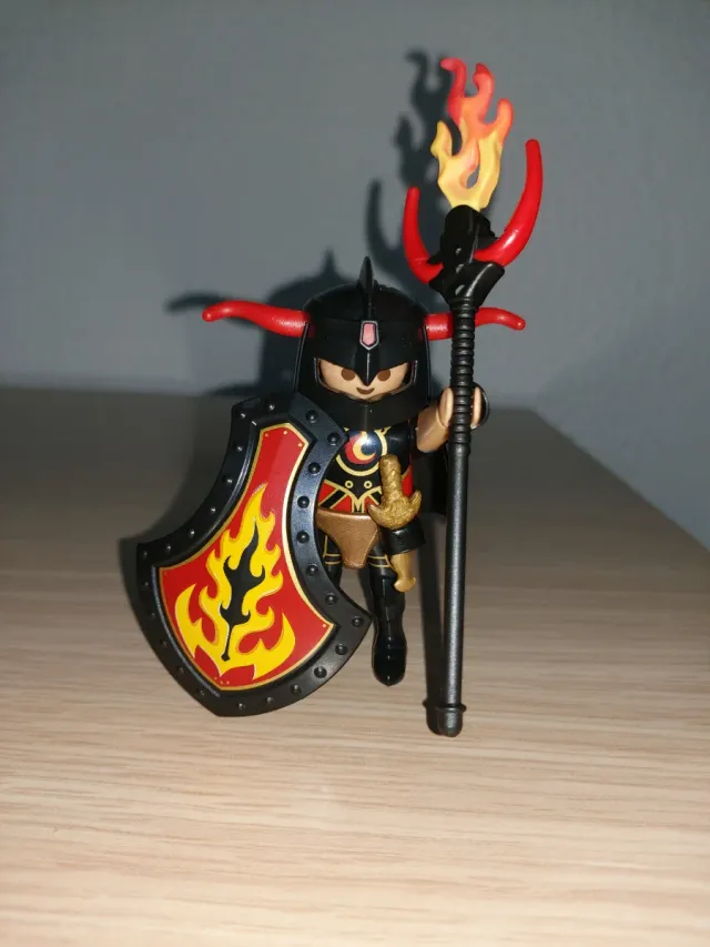 Playmobil Guerrero con Antorcha y Escudo
