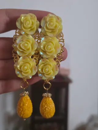 Pendientes Flamenca Flor Dorada Hechos a Mano