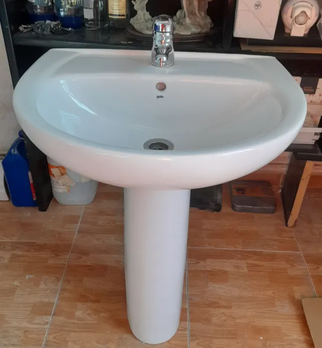 Lavabo con pie de porcelana
