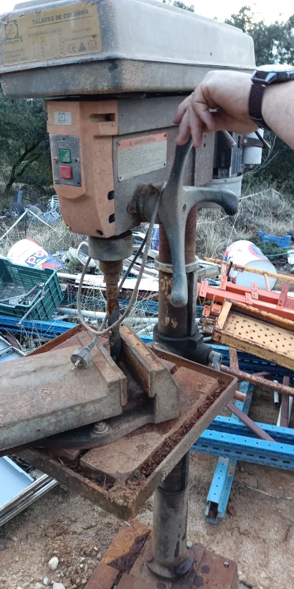 Taladro de columna usadi mono físico