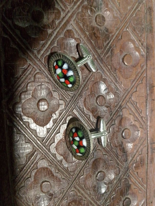 Gemelos antiguos multicolor y plateados