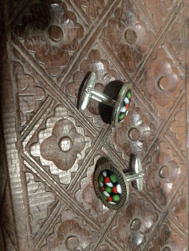 Gemelos antiguos multicolor y plateados