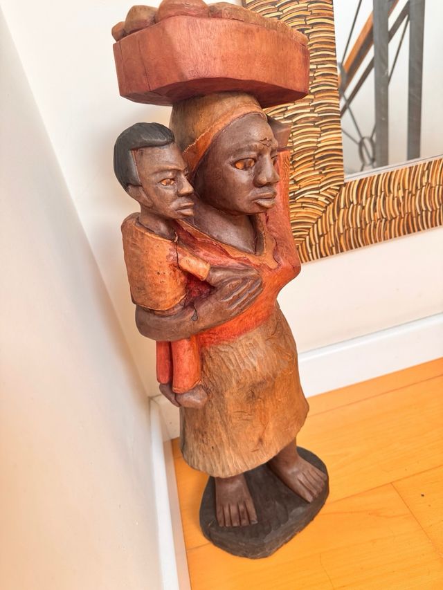 Figura de uma mulher com um filho Rep. Dominicana