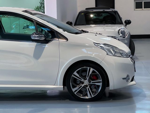 PEUGEOT 208 GTi 200cv