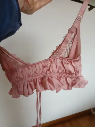 Top rosa con encaje y lazos