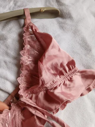 Top rosa con encaje y lazos