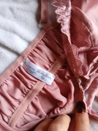 Top rosa con encaje y lazos