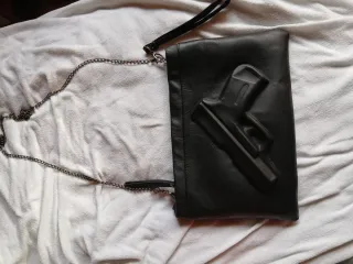 Borsetta nera con catena in 3 d