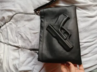 Borsetta nera con catena in 3 d