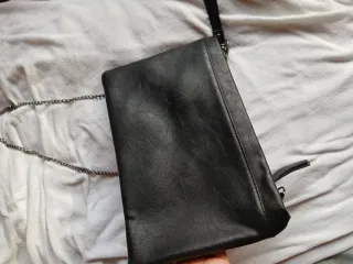 Borsetta nera con catena in 3 d