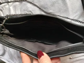 Borsetta nera con catena in 3 d