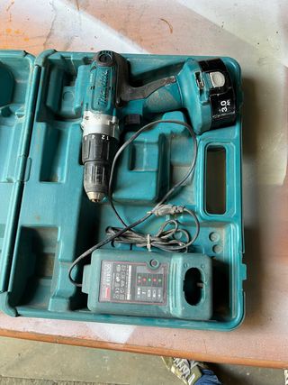 Taladro Atornillador Makita con Cargador . 