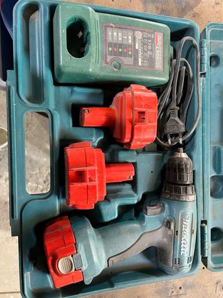 Taladro Atornillador Makita con Cargador . 