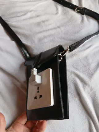Borsetta nera con presa elettrica