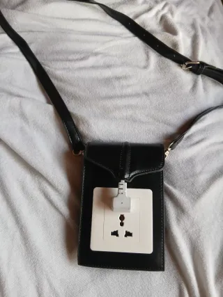 Borsetta nera con presa elettrica