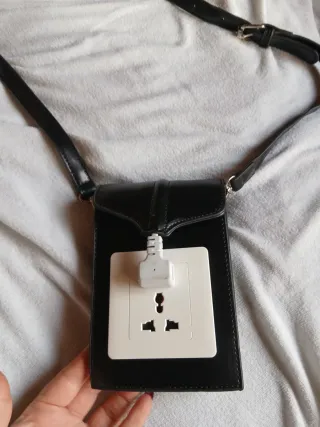 Borsetta nera con presa elettrica
