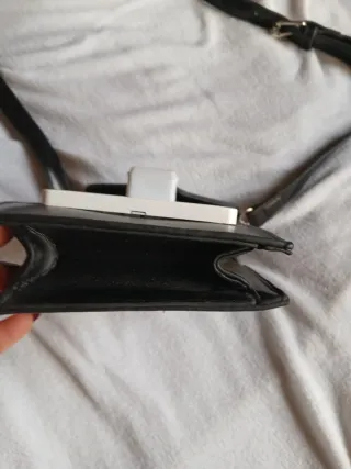 Borsetta nera con presa elettrica