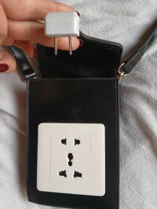 Borsetta nera con presa elettrica