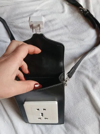 Borsetta nera con presa elettrica