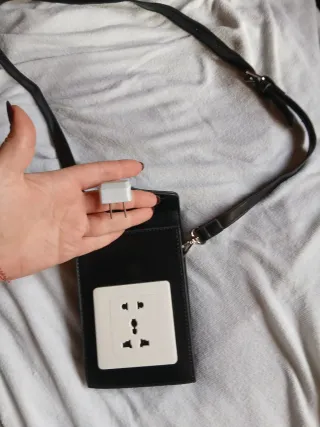 Borsetta nera con presa elettrica