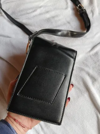 Borsetta nera con presa elettrica